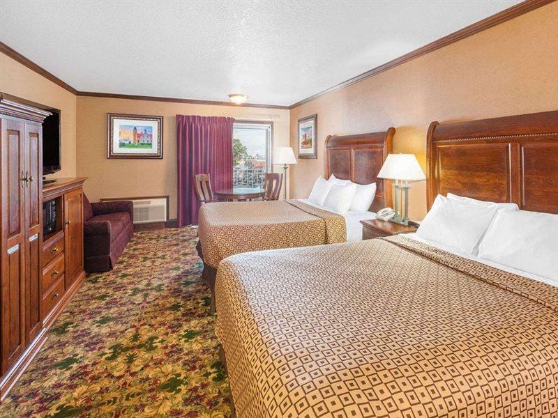 Ramada By Wyndham Mackinaw City Waterfront Extérieur photo