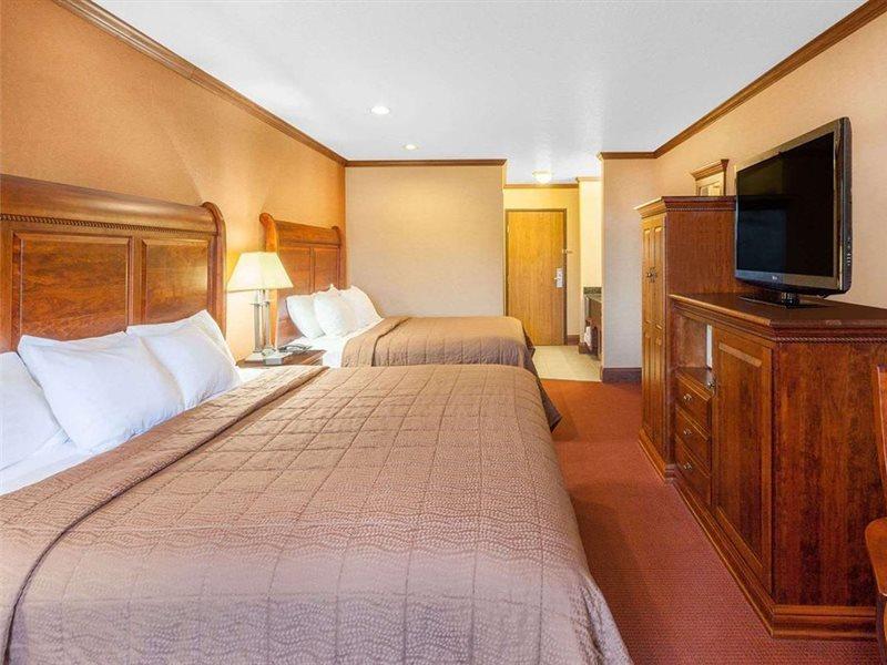 Ramada By Wyndham Mackinaw City Waterfront Extérieur photo