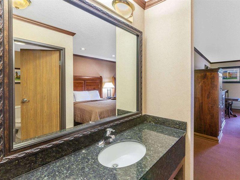 Ramada By Wyndham Mackinaw City Waterfront Extérieur photo