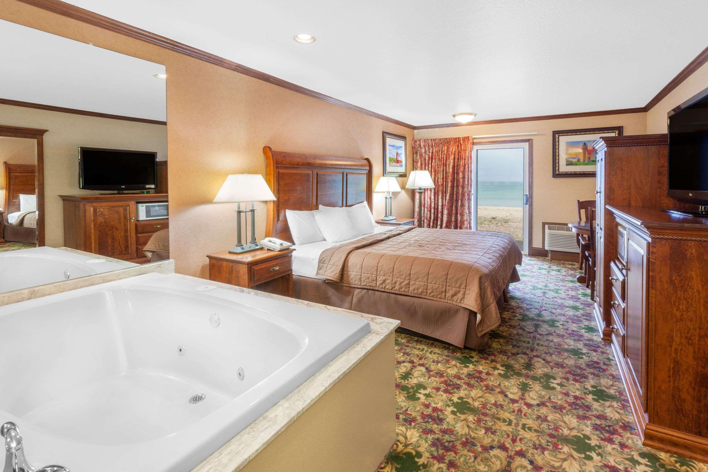 Ramada By Wyndham Mackinaw City Waterfront Extérieur photo