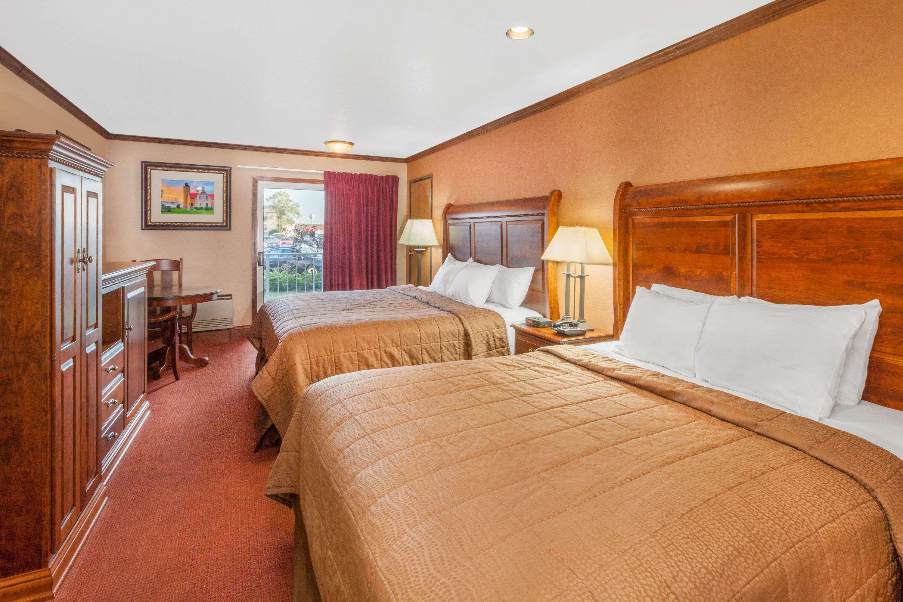Ramada By Wyndham Mackinaw City Waterfront Extérieur photo