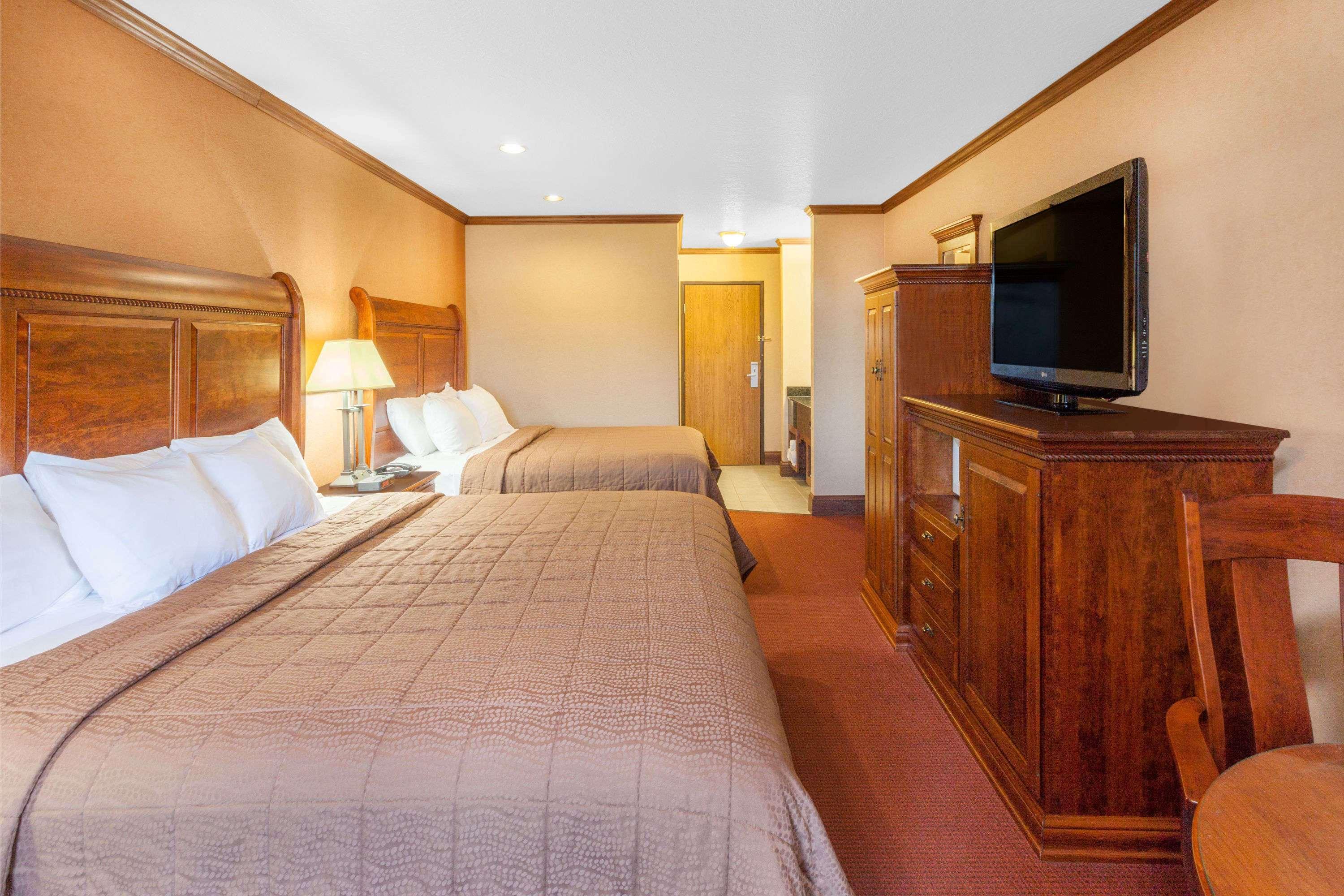 Ramada By Wyndham Mackinaw City Waterfront Extérieur photo