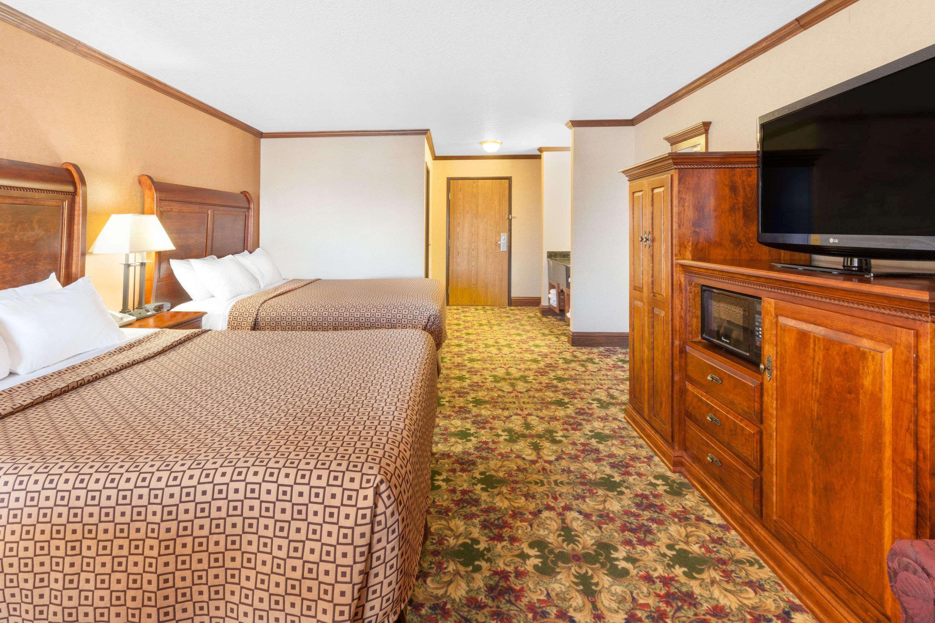 Ramada By Wyndham Mackinaw City Waterfront Extérieur photo