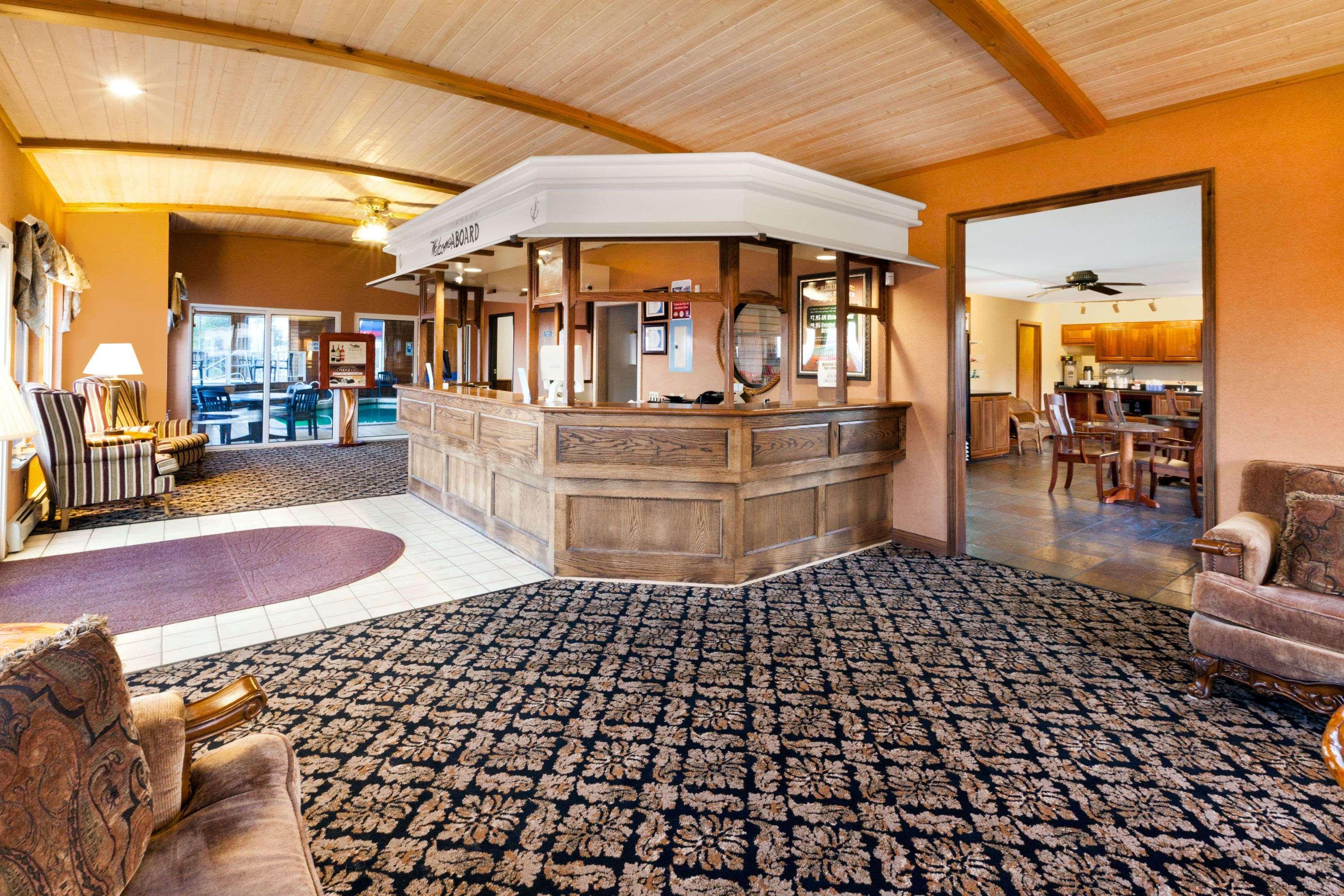 Ramada By Wyndham Mackinaw City Waterfront Extérieur photo