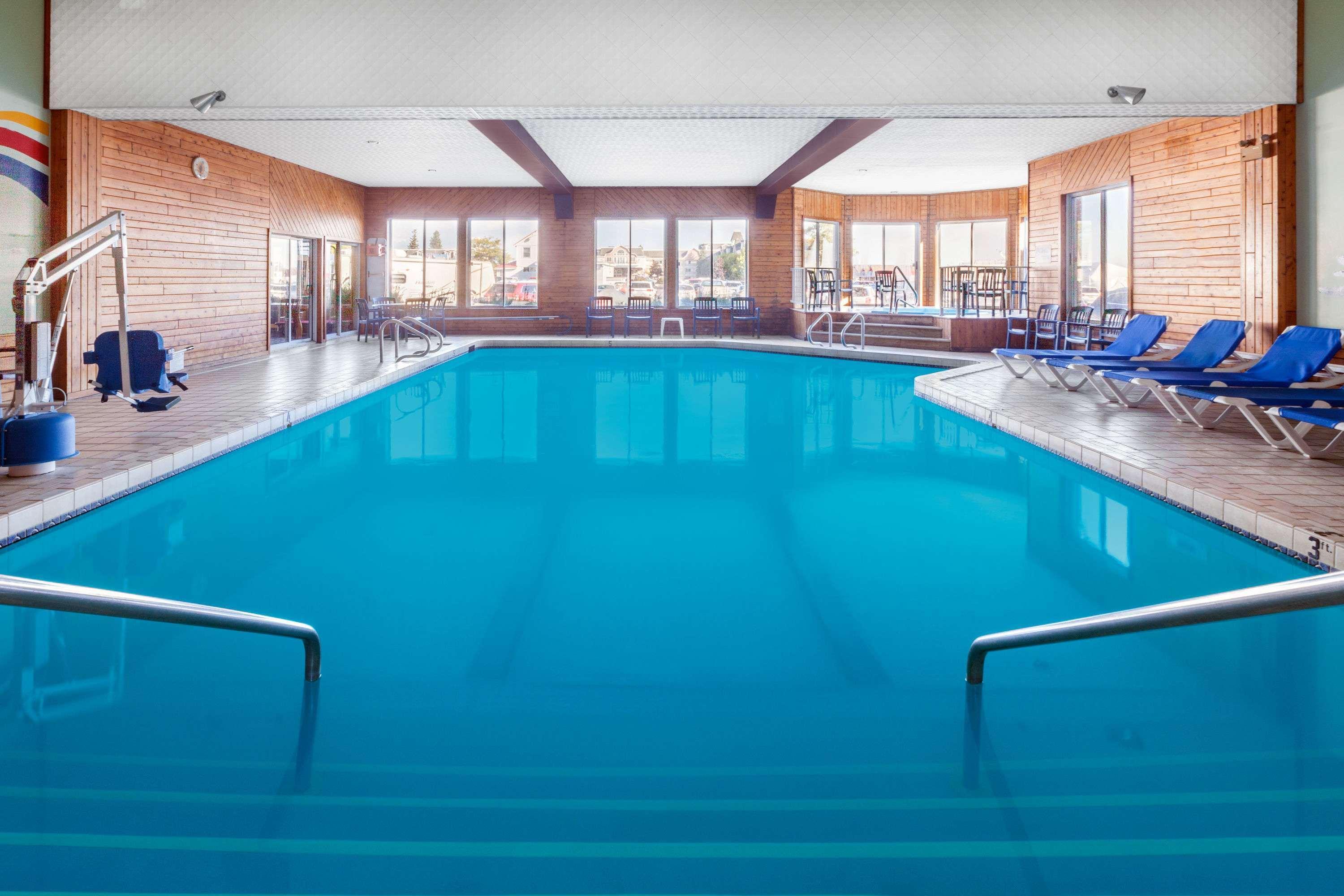 Ramada By Wyndham Mackinaw City Waterfront Extérieur photo