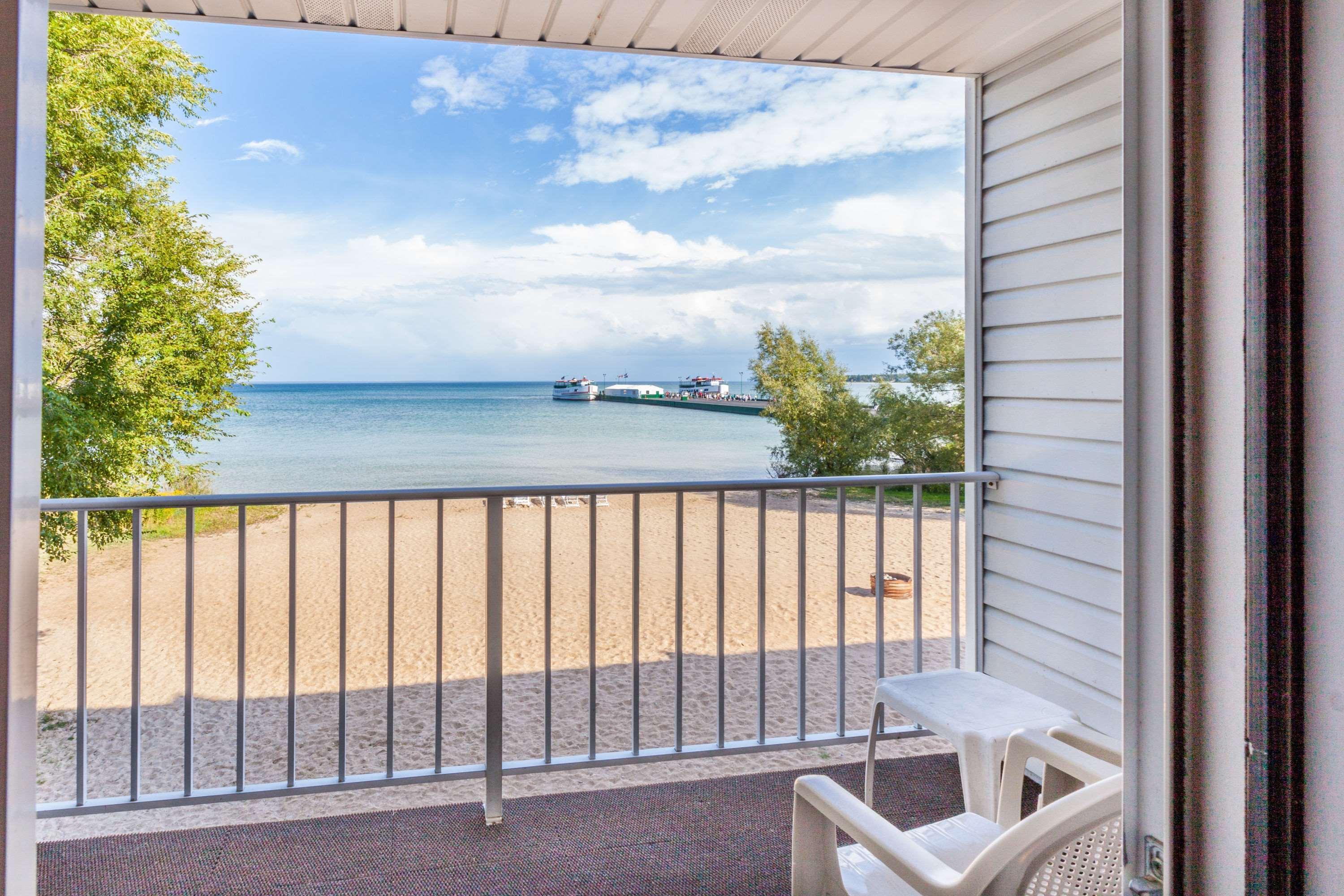 Ramada By Wyndham Mackinaw City Waterfront Extérieur photo