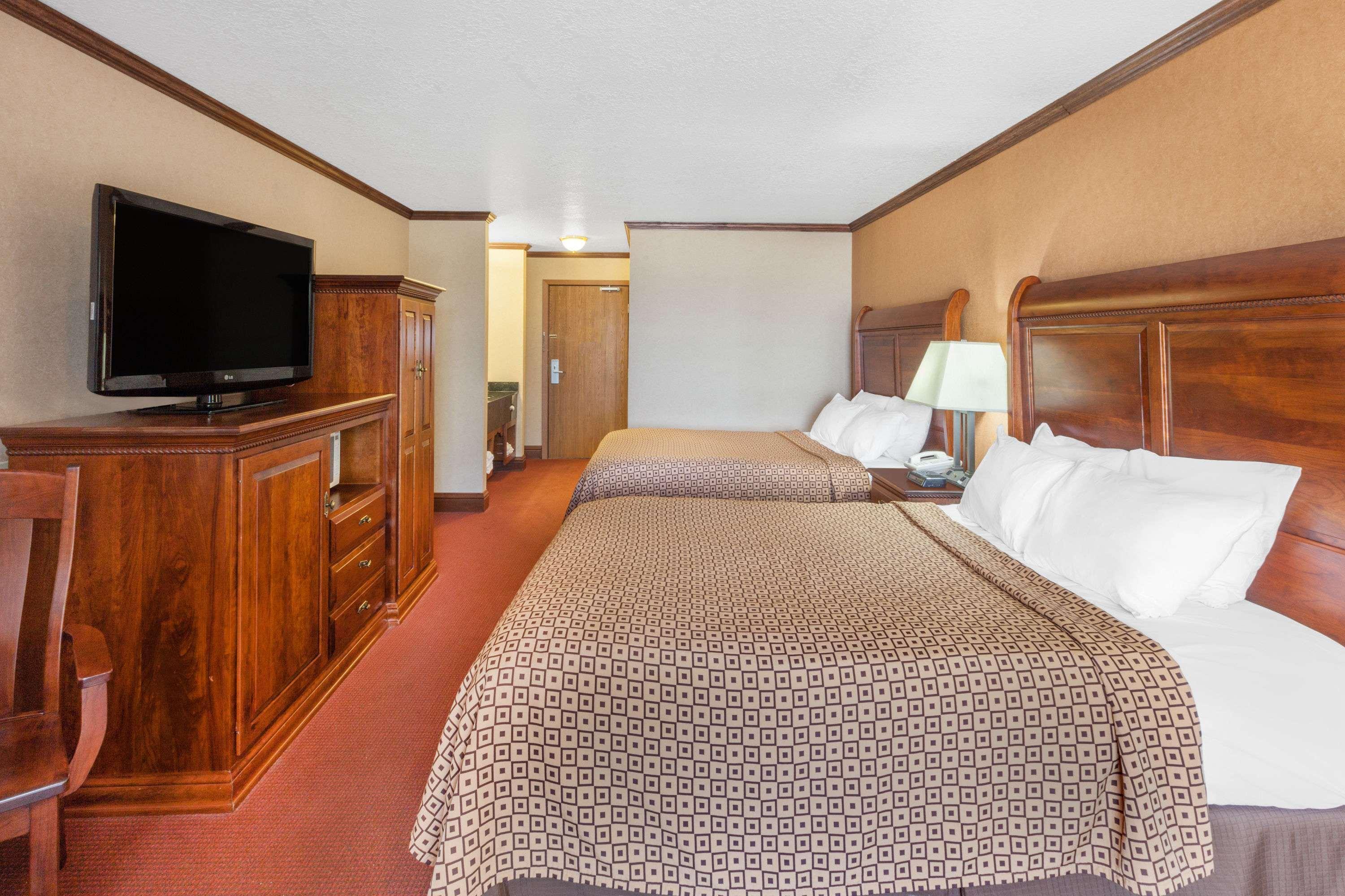 Ramada By Wyndham Mackinaw City Waterfront Extérieur photo