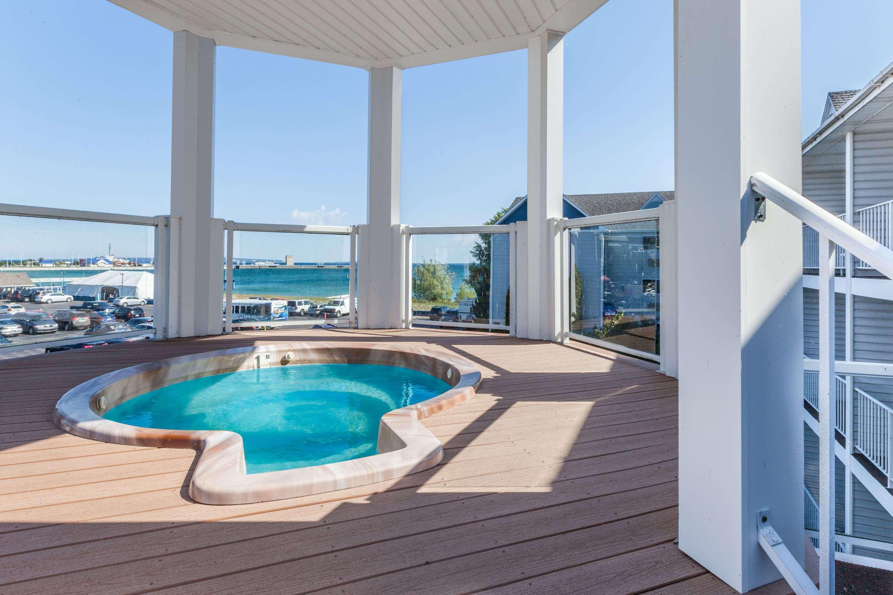 Ramada By Wyndham Mackinaw City Waterfront Extérieur photo