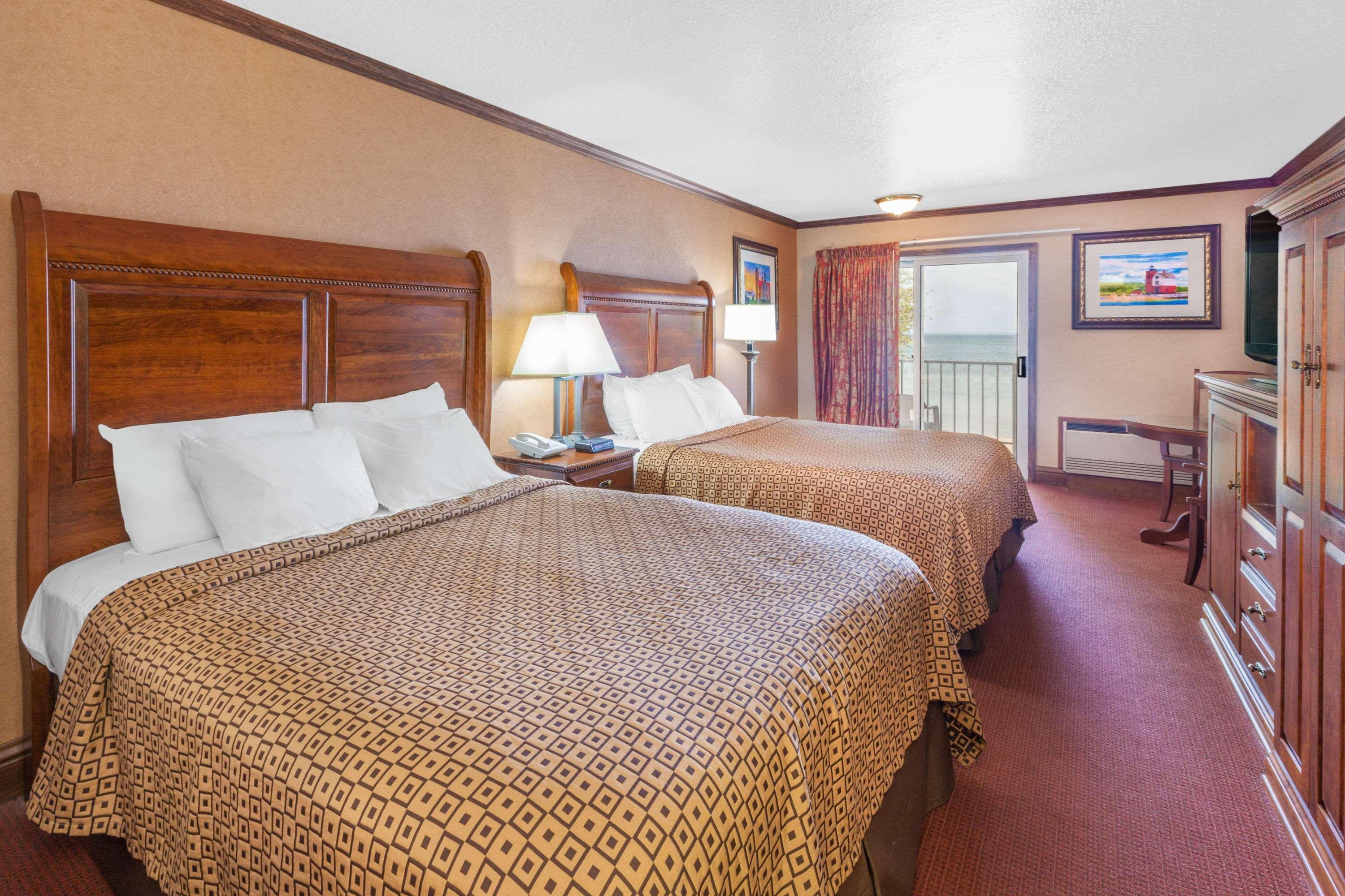 Ramada By Wyndham Mackinaw City Waterfront Extérieur photo