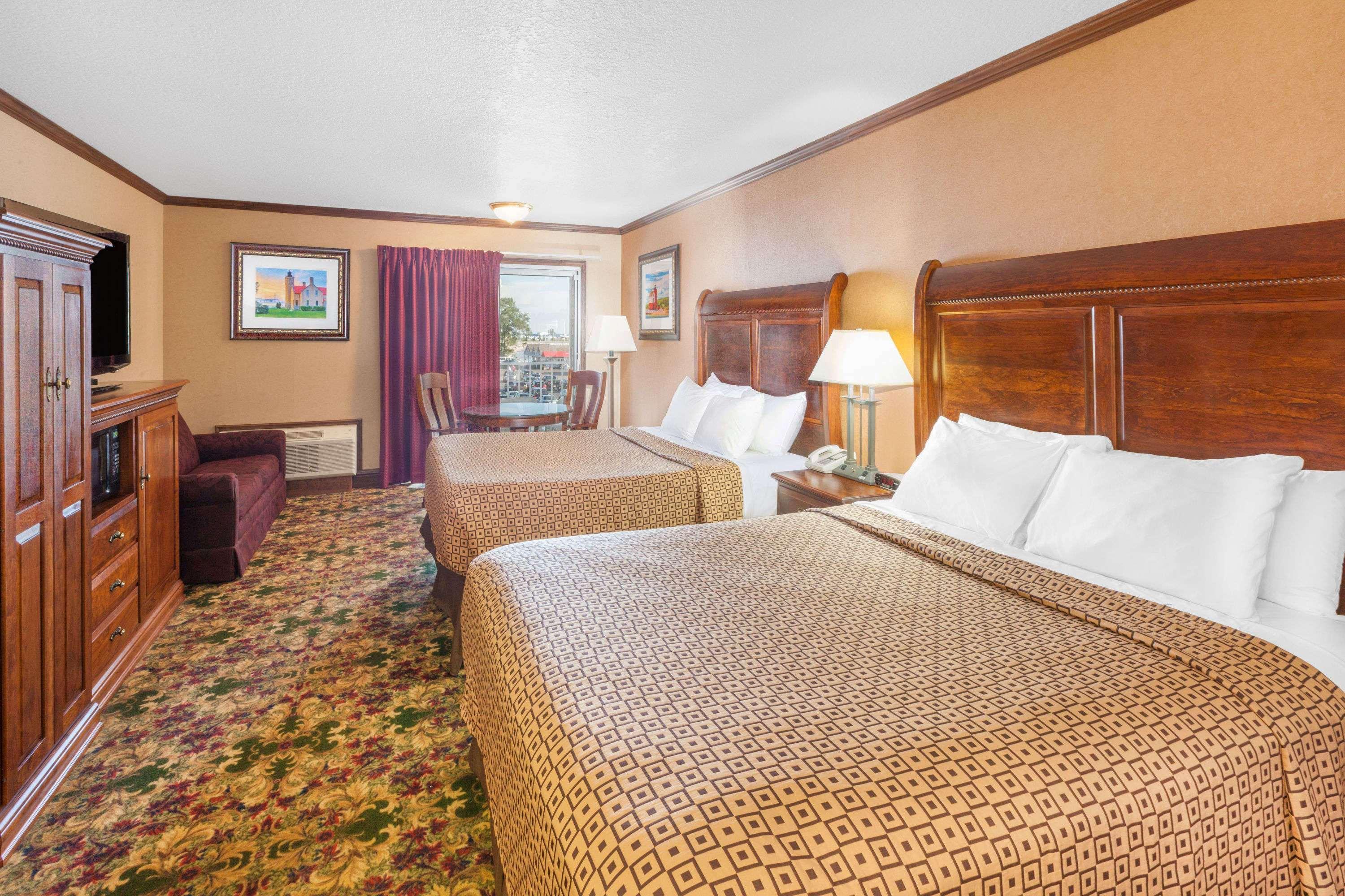 Ramada By Wyndham Mackinaw City Waterfront Extérieur photo