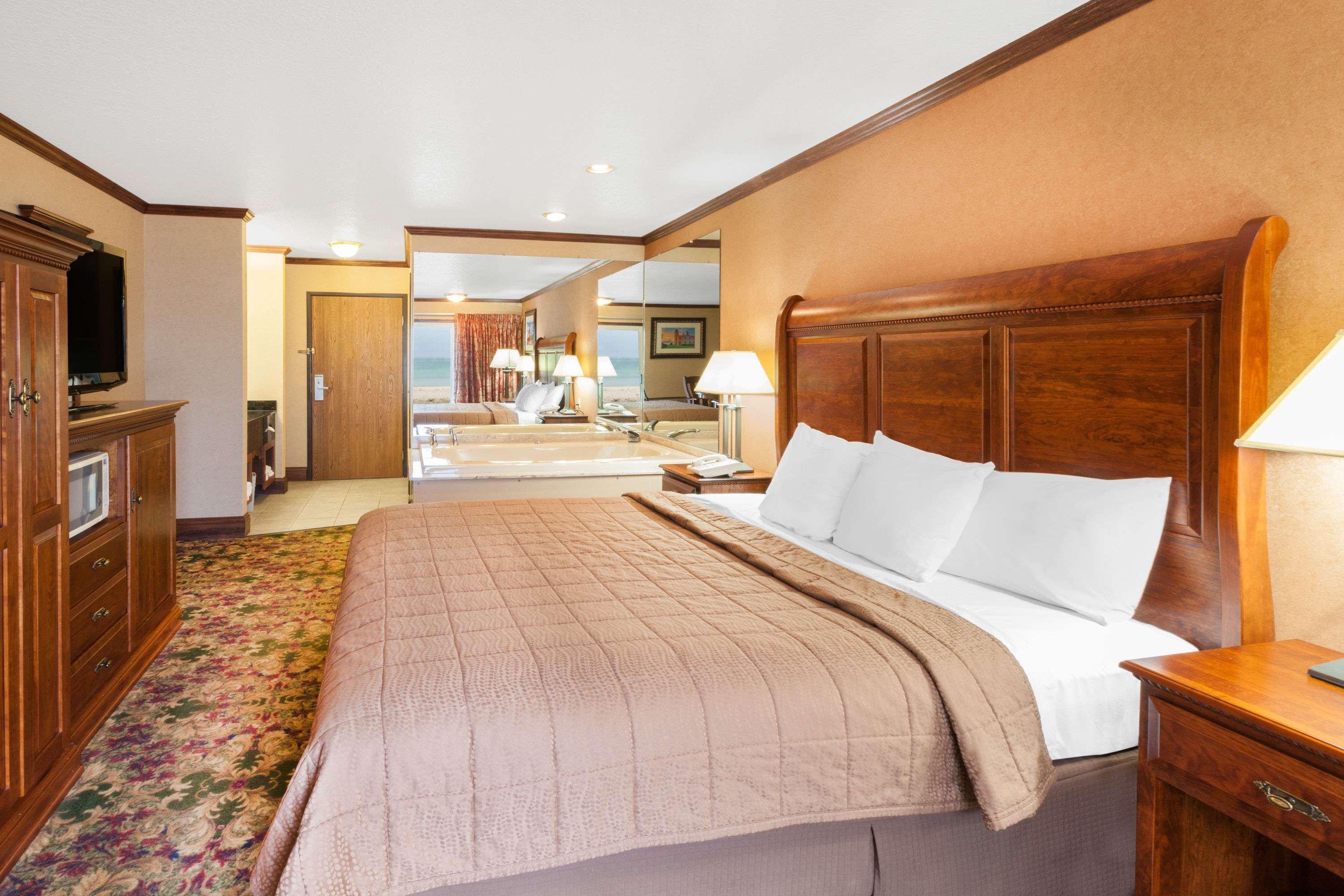 Ramada By Wyndham Mackinaw City Waterfront Extérieur photo