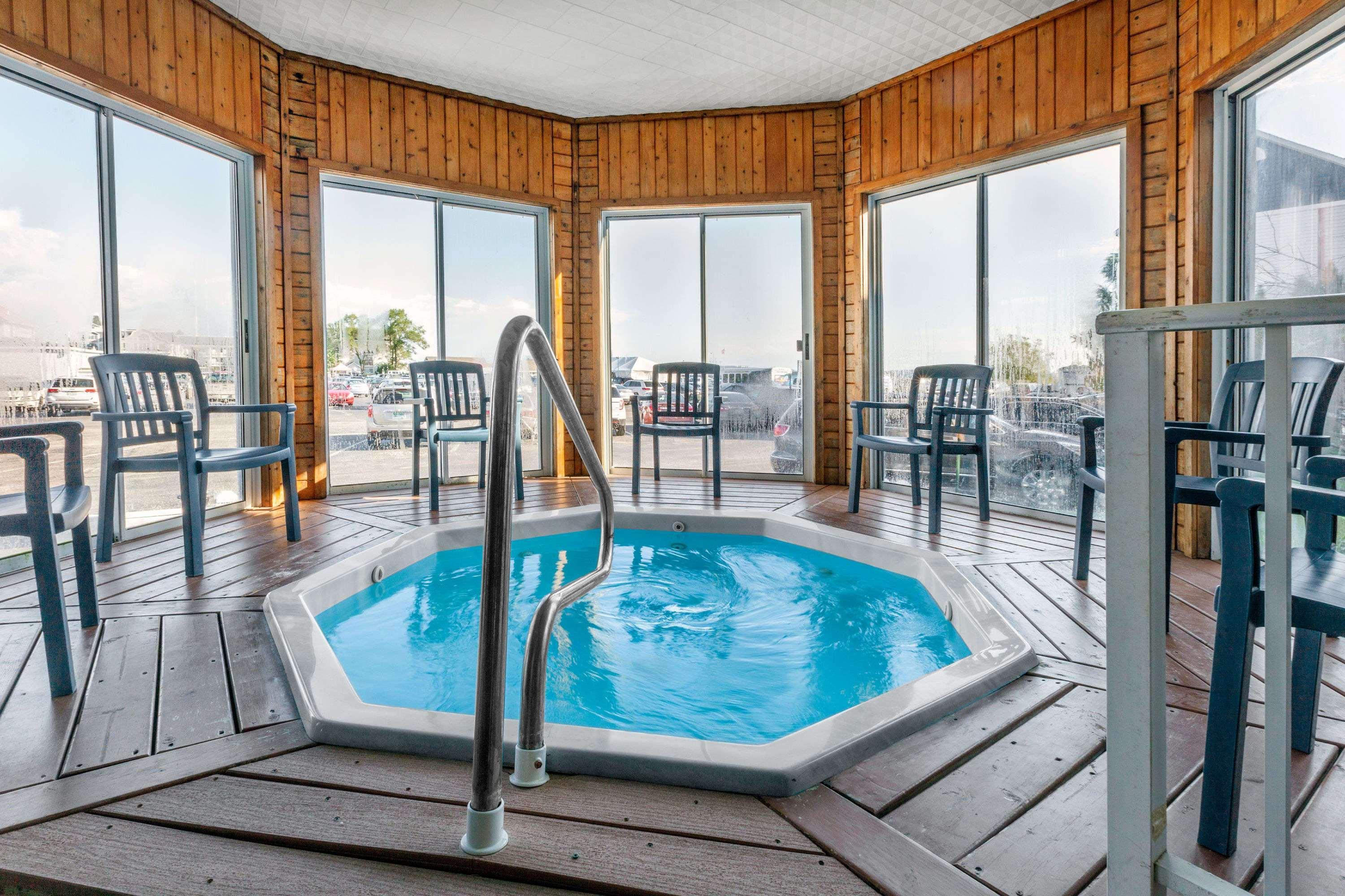 Ramada By Wyndham Mackinaw City Waterfront Extérieur photo