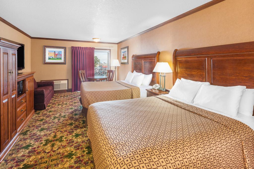 Ramada By Wyndham Mackinaw City Waterfront Extérieur photo