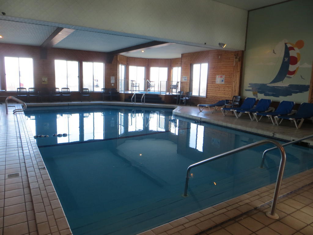 Ramada By Wyndham Mackinaw City Waterfront Extérieur photo
