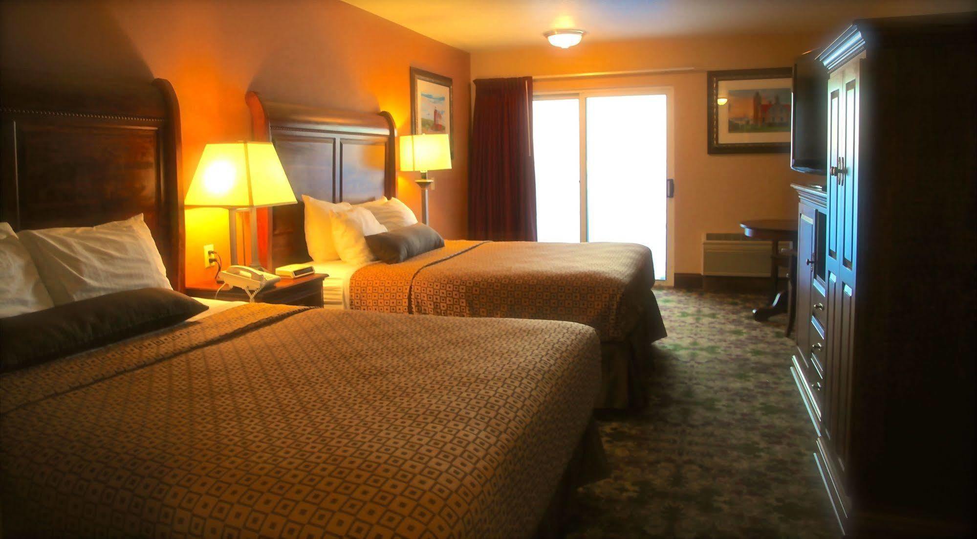 Ramada By Wyndham Mackinaw City Waterfront Extérieur photo