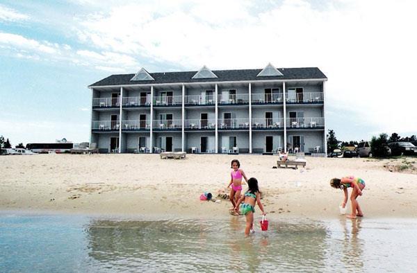 Ramada By Wyndham Mackinaw City Waterfront Extérieur photo